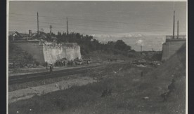 Linia obwodowa. Wiadukt powązkowski. Założenie ładunku materiałów wybuchowych przy rozsadzaniu zniszczonych bloków. 7 sierpnia 1945 r.